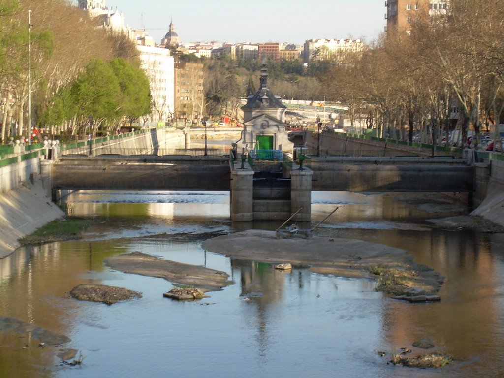 Compuertas en el manzanares by epeton