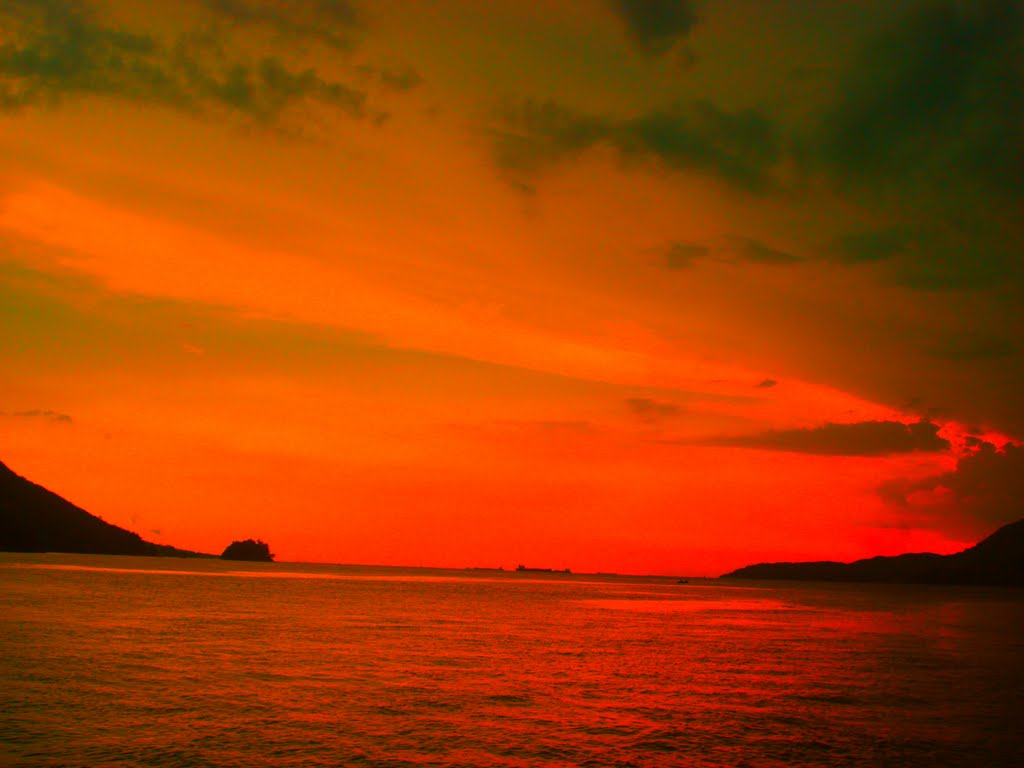 POR-DO-SOL IN ILHABELA-SP by James_Martins