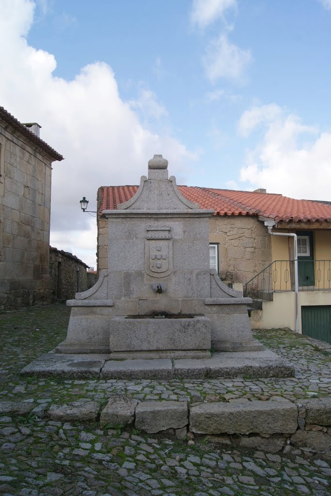 CASTELO MENDO - Castelo Mendo - CHAFARIZ DE CIMA by LUÍS A. D. LIBERAL