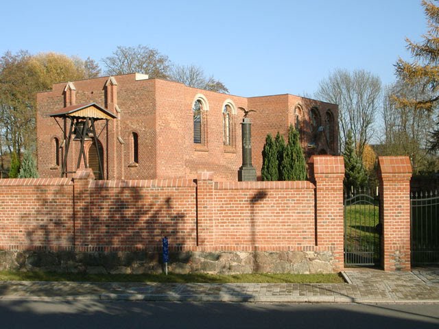 Schönfließ - Sanierte Friedhofsmauer by rotofo