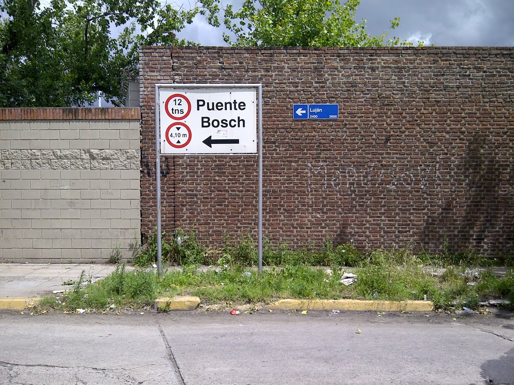 2012/11 Argentina, Ciudad de Buenos Aires. Barracas. Acceso al viejo Puente Bosch que comunica Barracas con Avellaneda. by DonSenen