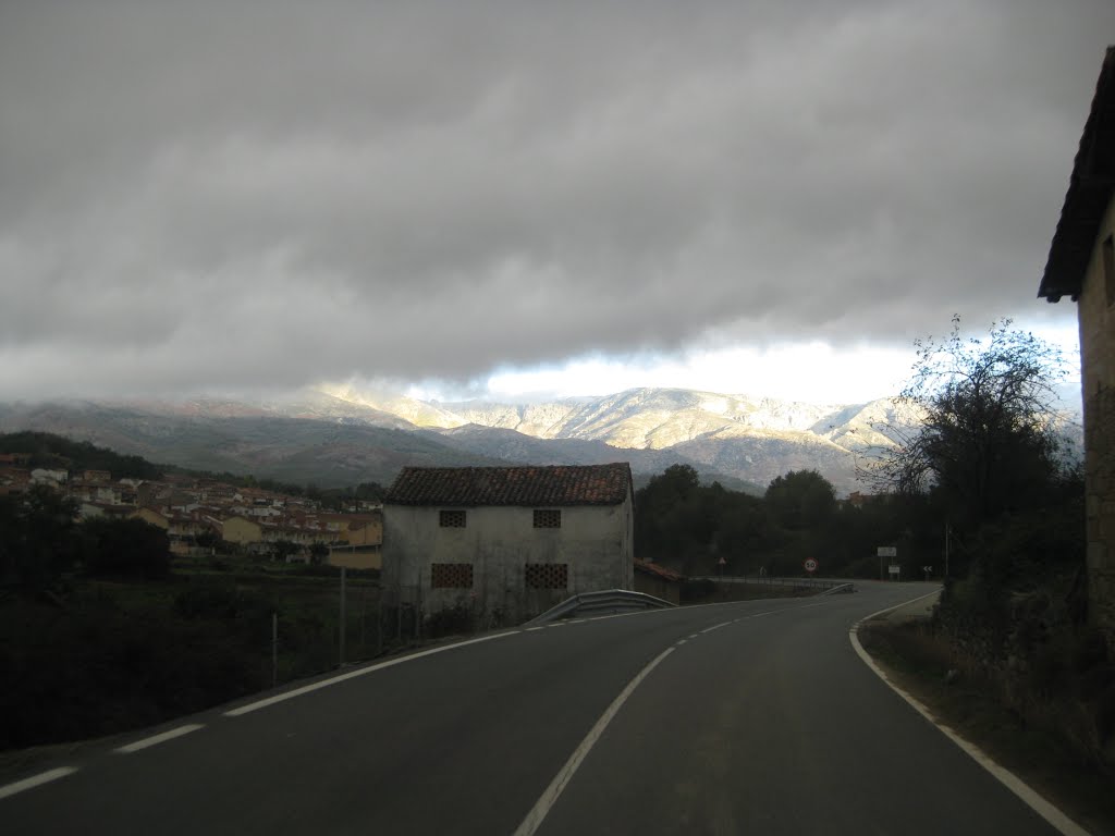 LLegando a Madrigal de la Vera. Noviembre de 2012 by viajeroandaluz