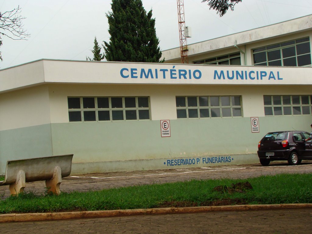 Frente do cemitério municipal. by Alexandre Bonacini