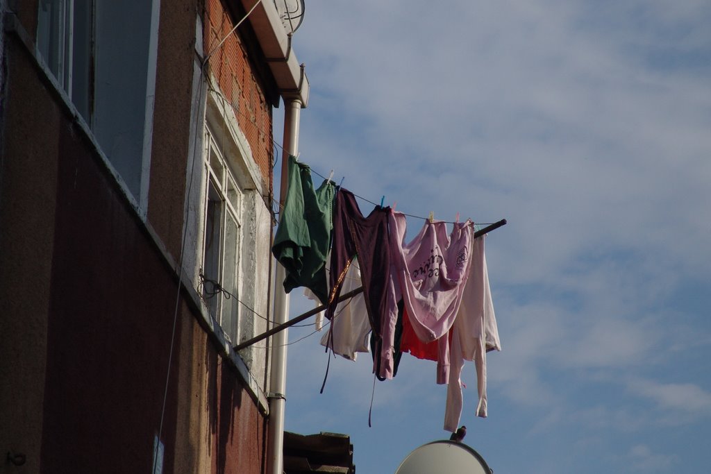 Doing the laundry in Istanbul. by Jan Willem Overdijk