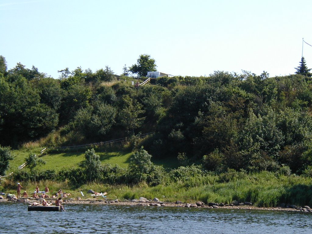 Solbakken fra fjorden by z-upit.dk