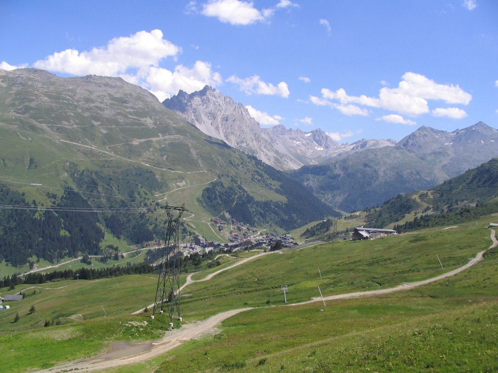 Vue sur Méribel-Mottaret et l’aiguille du Fruit by Bernard Bost