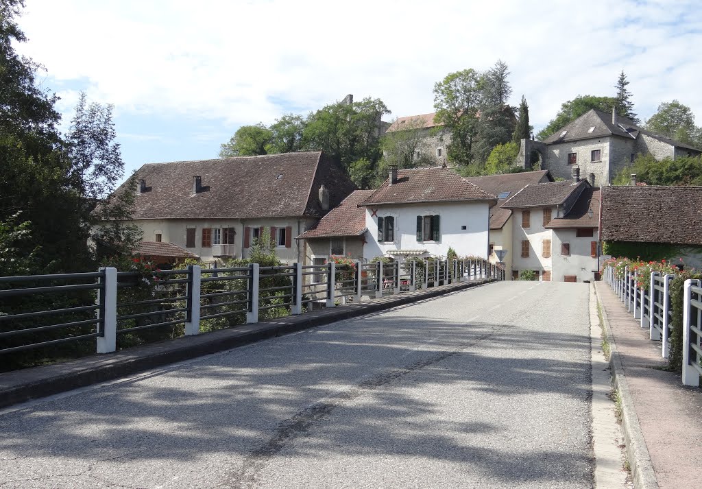 Cressin-Rochefort : Pont sur la Grand-rue . by Bernard817