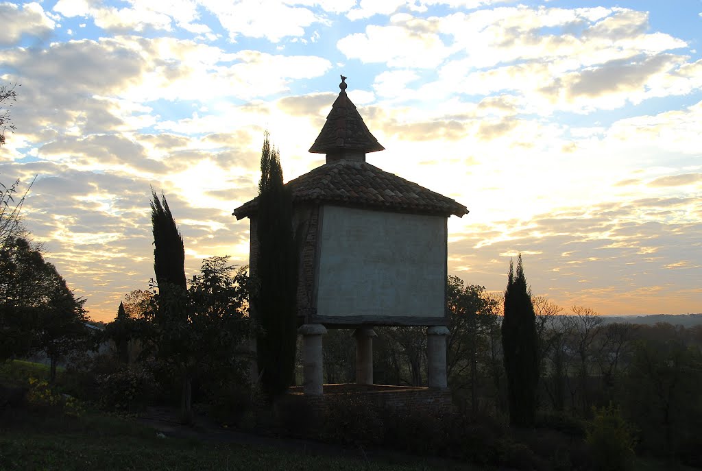 Labastide-de-Lévis, lever de soleil sur le pigeonnier by F@M