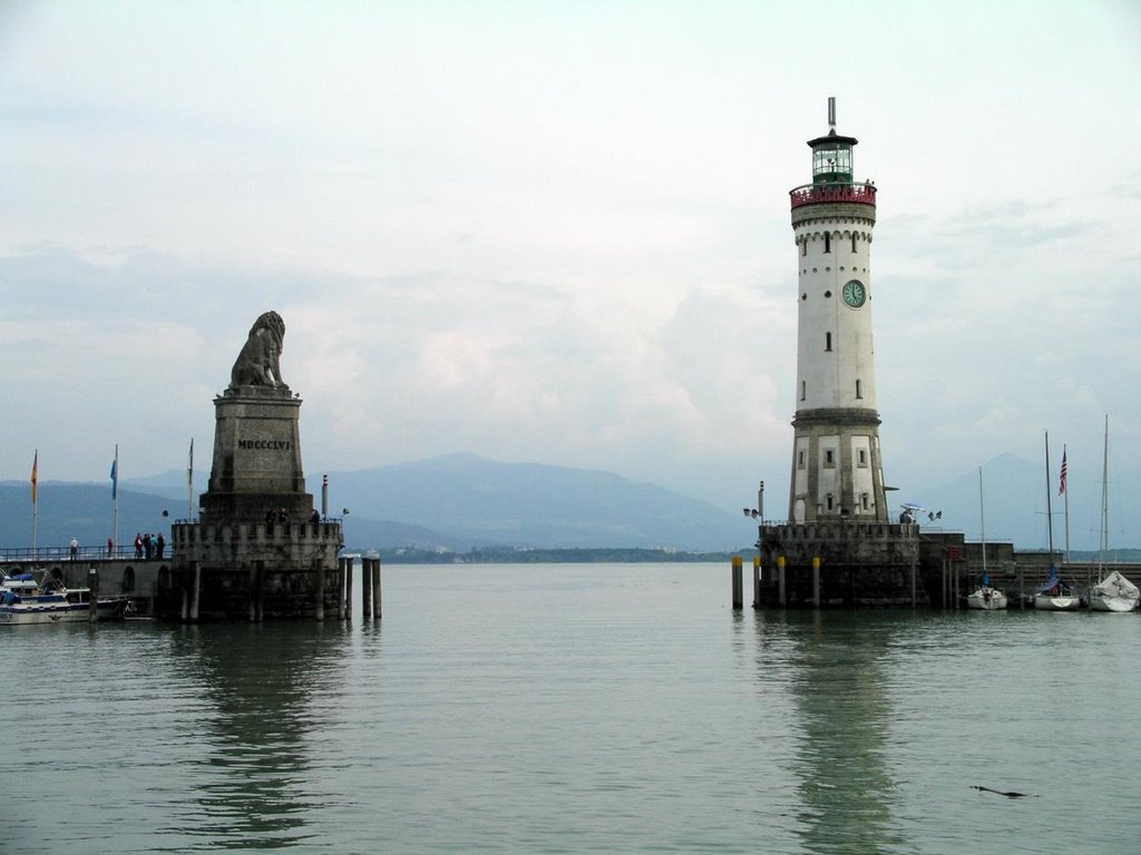 Lindau Hafen by thoschi