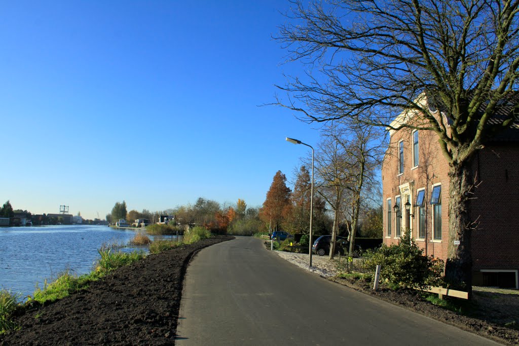 Het statige huis de Rijnbogt met zicht op de Oude-Rijn. by watersnip