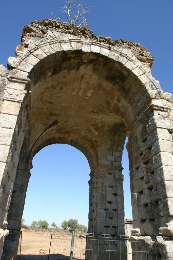 Arco tetrápilo de Cáparra by Emilio A. Pacios