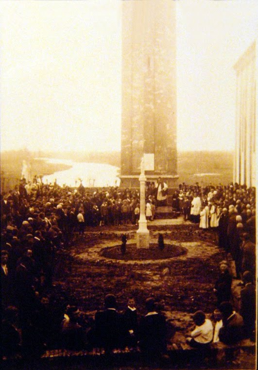 Benedizione del nuovo sagrato di Sant'Angelo sul Sile (Treviso), privo delle tombe dell'antico cimitero. by camillo-pavan