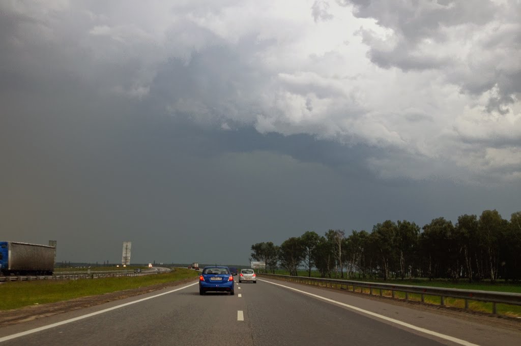 Moscow region. Near Kolomna town - will be thunderstorm ahead by Andrey Velichko