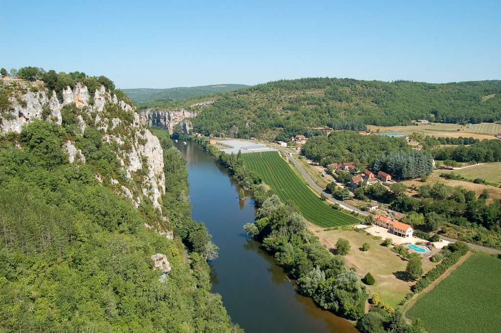 Le Rocher de Lapopie et la Vallée du Lot by Bernard Bost