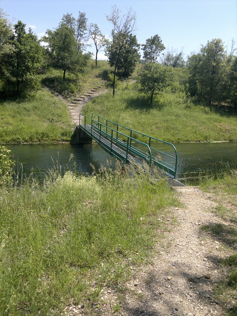 Passerelle sur un canal le long du Rhône vers Soyons 2012 by bernard sublet