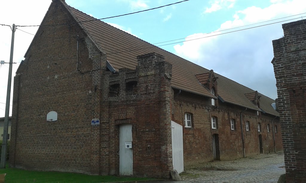 Un bâtiment de ferme très imposant, typiquement régional by bmaurice