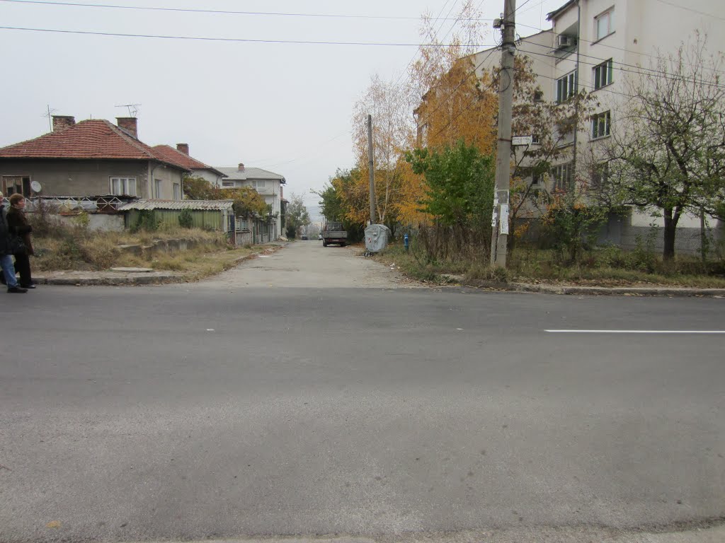 ГРАДЪТ В РАЗВИТИЕ 19.11.2012 г., гр. Плевен, кръстовището на улица "Орлица" с улица "Лозенка" by gwlahliev