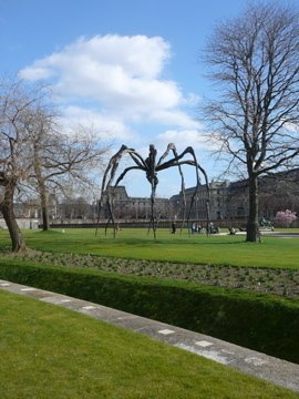 Le Jardin des Tuileries galerie d'art à ciel ouvert ; une sculpture arachnéenne métallique by zagreus