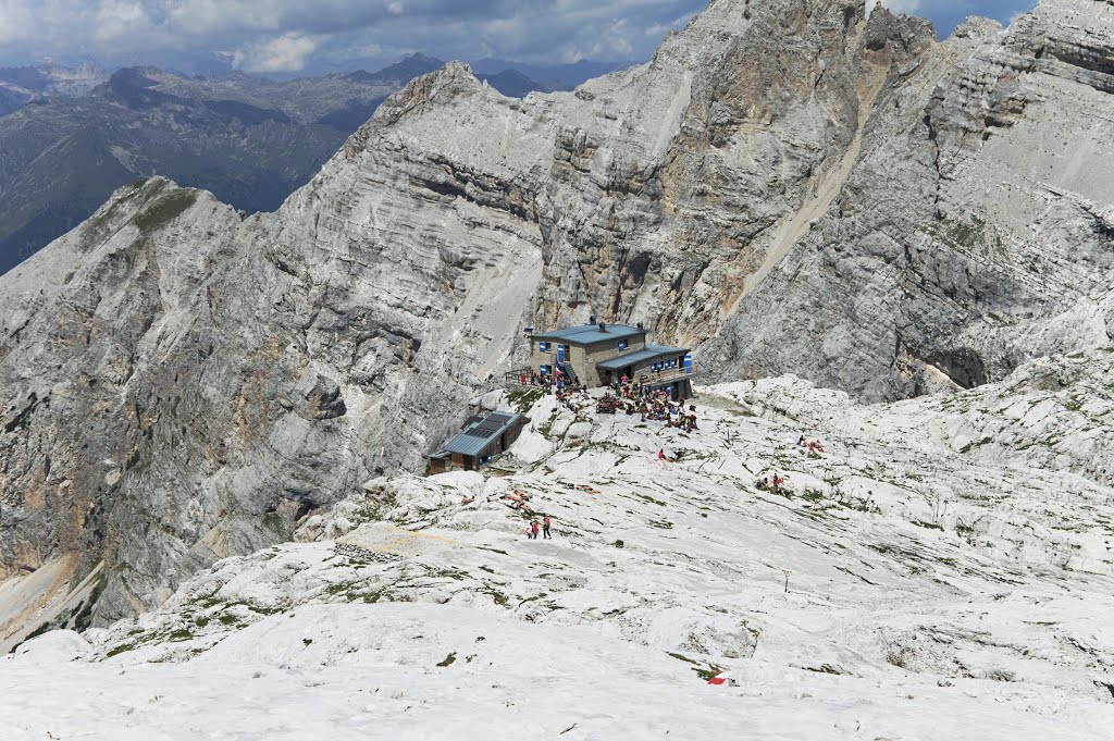 12 Apostles hut "beach" by Nicola Manini