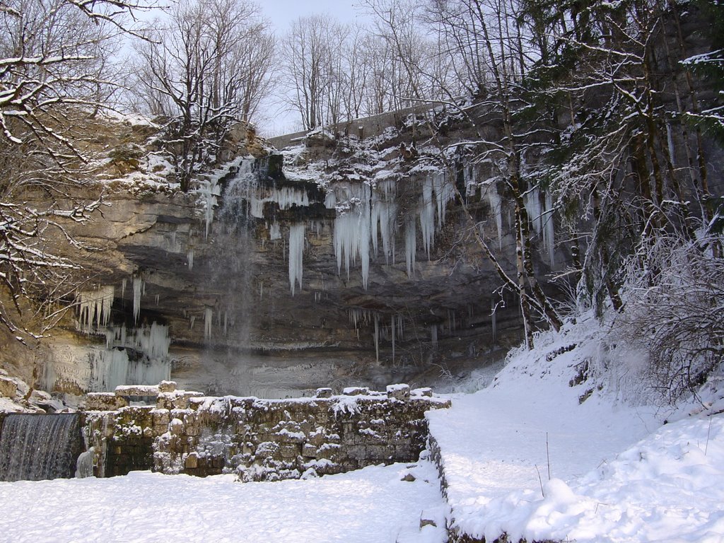 Jura - cascade du hérisson glacée by baky-lille