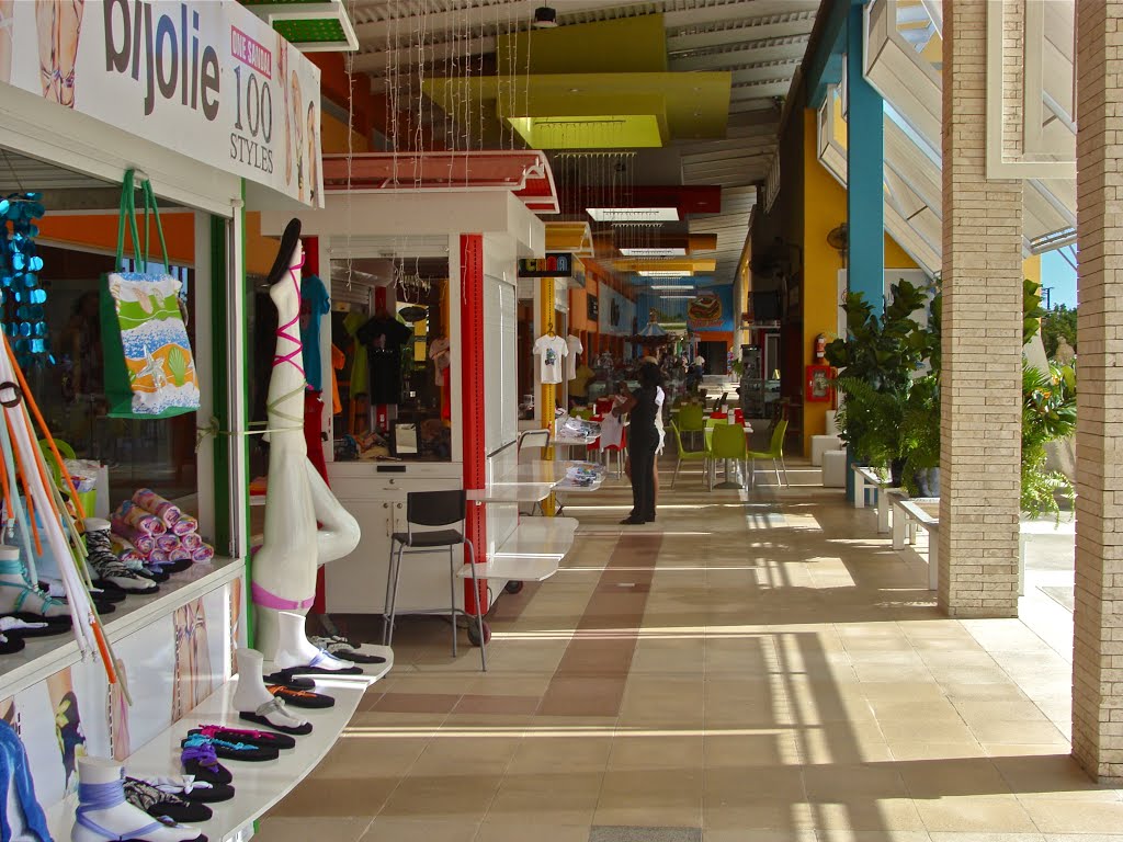 General view of the shopping center by Jurij Guseinov