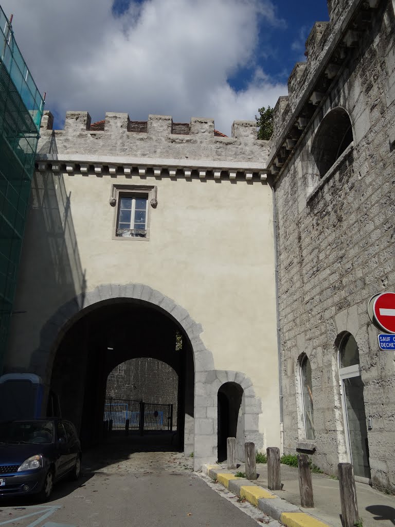 Grenoble : De l'autre côté de la Porte . by Bernard817