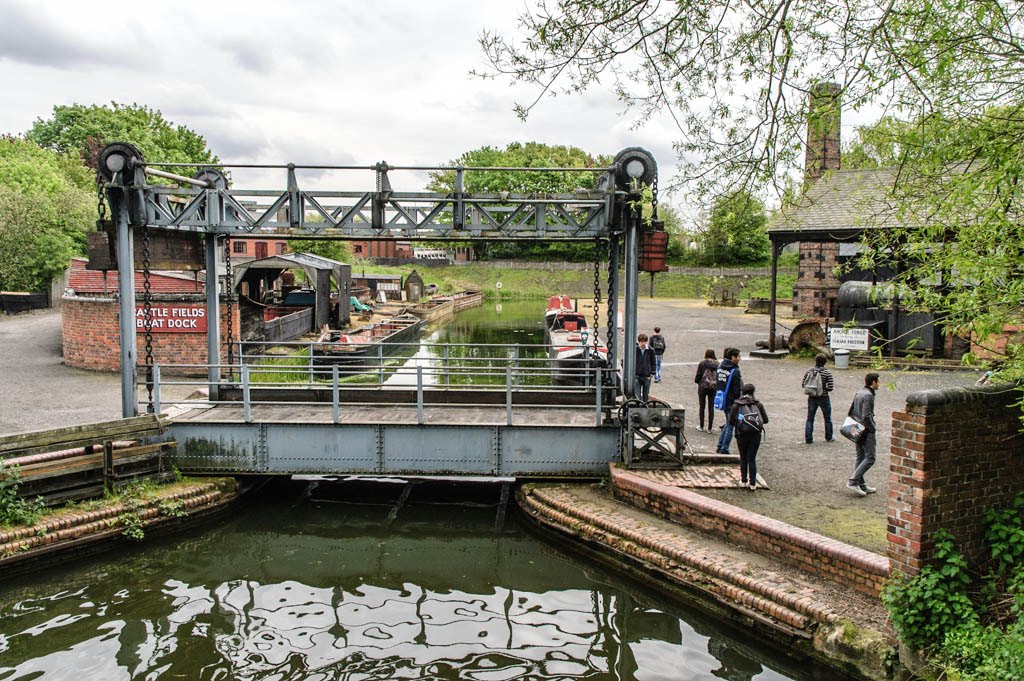 Lift bridge at Castlefields boat dock by hilofoz