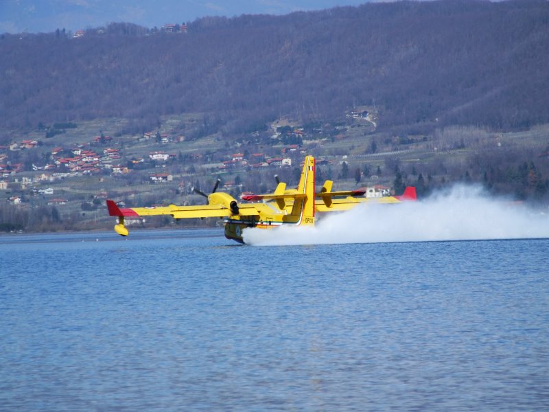 Lago di Viverone - Canadair in azione (2) by ZioGhilli