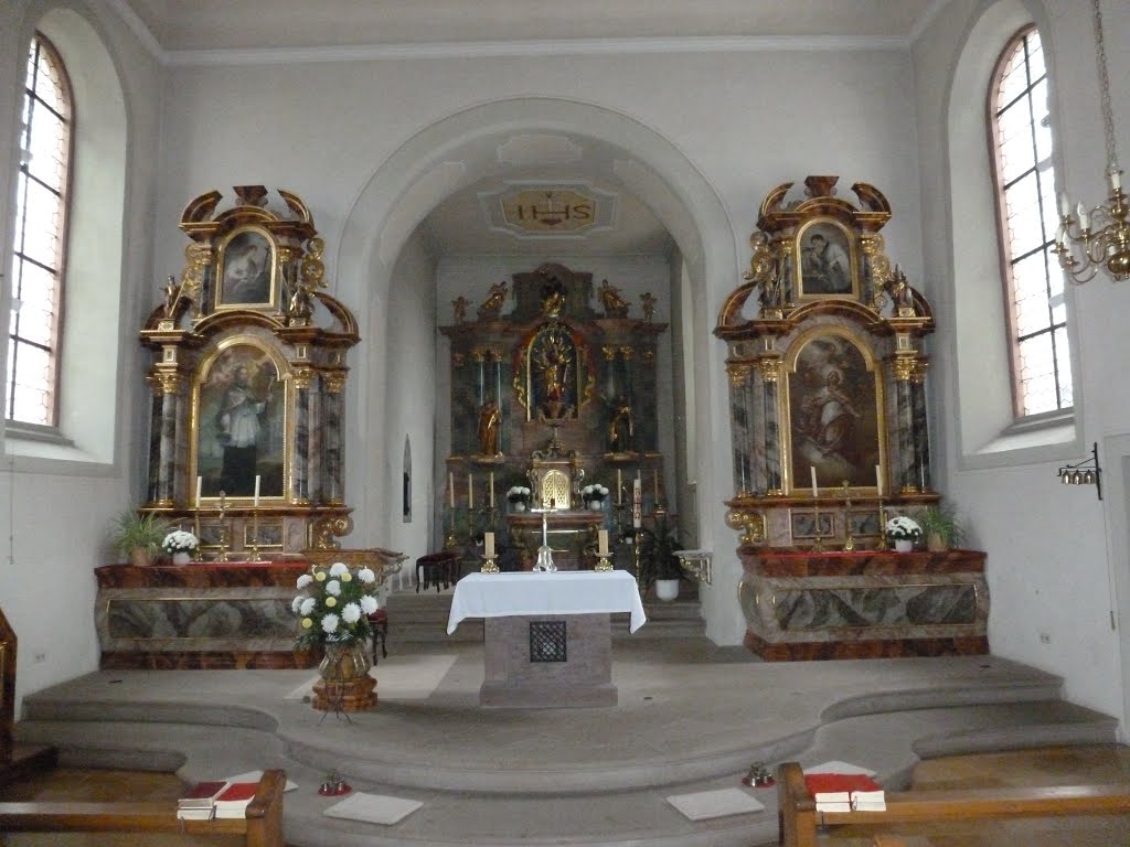 Schöner Blick von der Empore auf den Altar und die Seitenaltäre by urmele