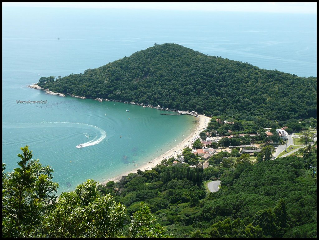 Praia das Laranjeiras. Vendramini © by Vendramini