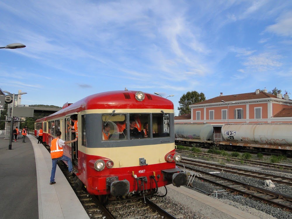 Caravelle X4567 railcar from ATTCV at Gardanne station by Kjell Strandberg