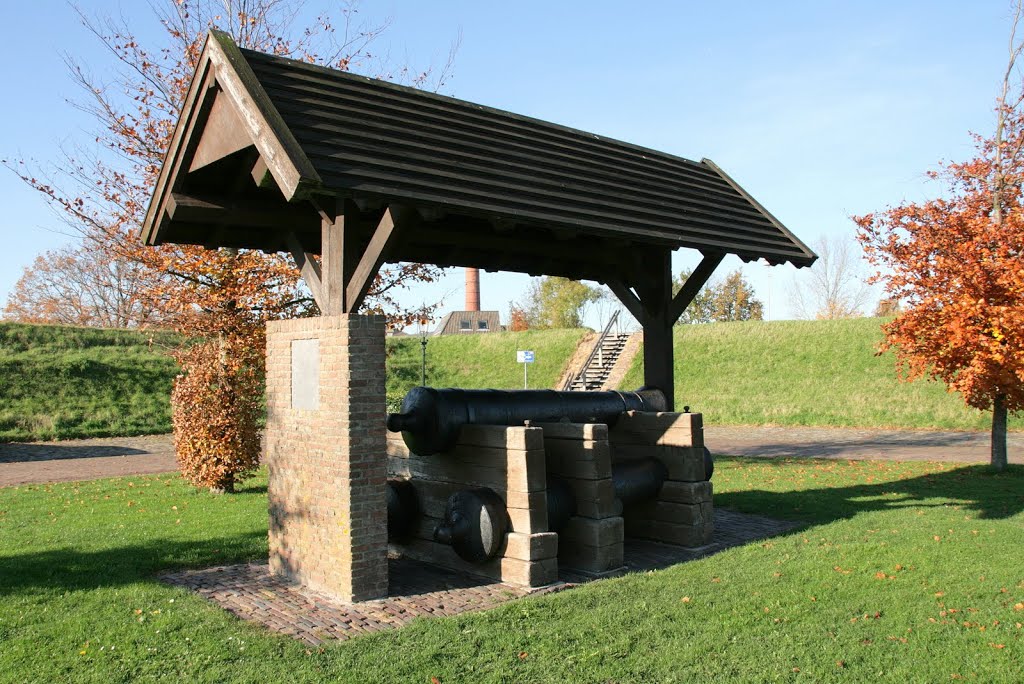 Heusden - Tramhaven : Kanonnen op de parkeergelegenheid. by Scholte