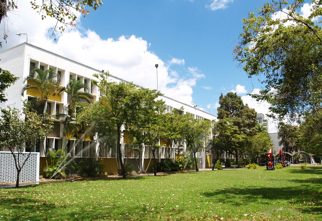 Sede de Geología, Geofísica, Minas, Química y Petróleo by Robustiano Gorgal