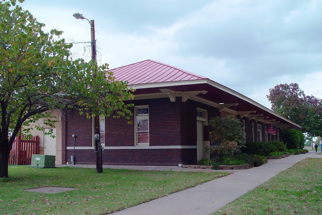 Sallisaw, OK - former Missouri Pacific railroad depot by illinichip