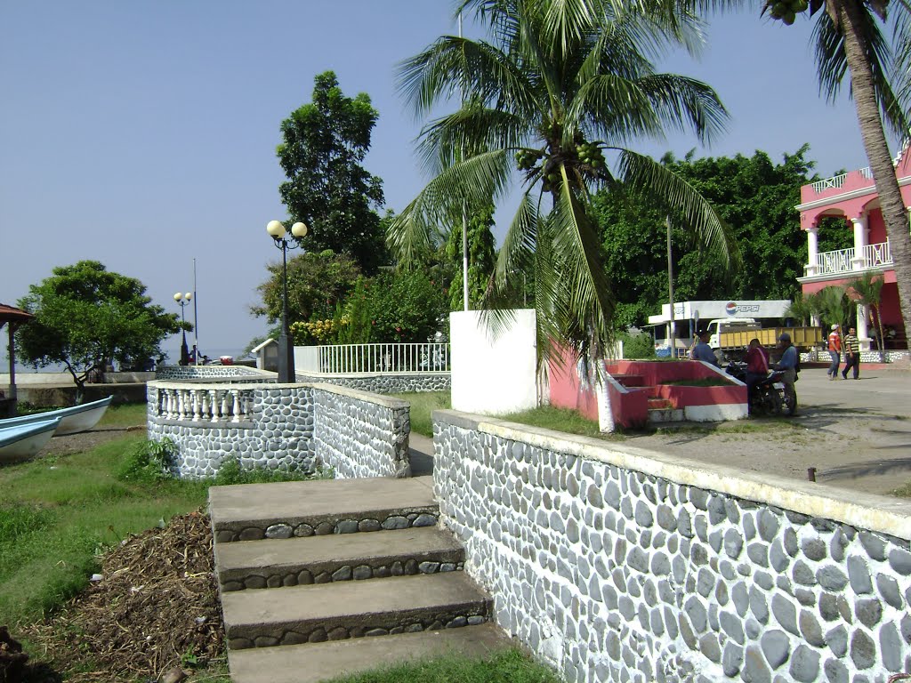 Malecón sobre el lago Izabal, El Estor, Guatemala. by Mario Pumacayo