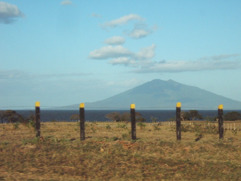 Volcan Maderas, en la Isla de Ometepe, desde la carretera Panamericana by Johnny Alvarado V.