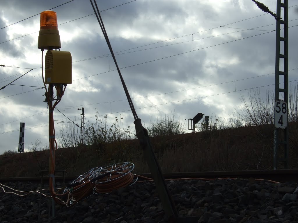 Vorsignaltafel und Vorsignal sowie Rottenwarnanlage by Hurrug