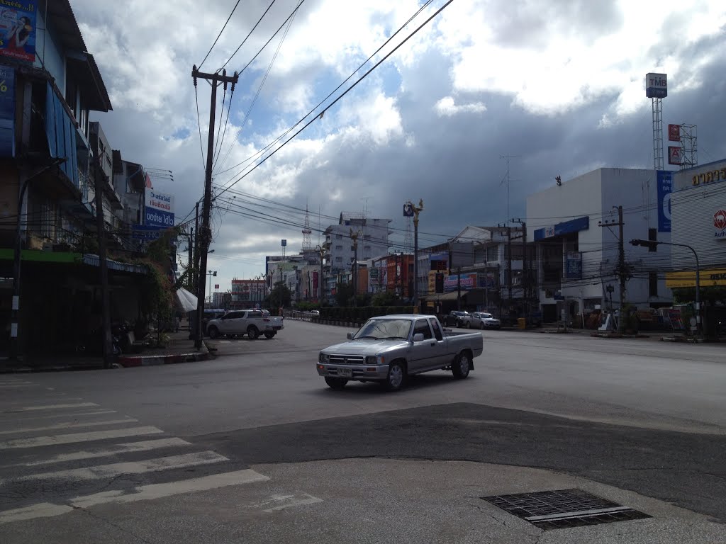 Sleepy streets of Trat Thailand by qwertym