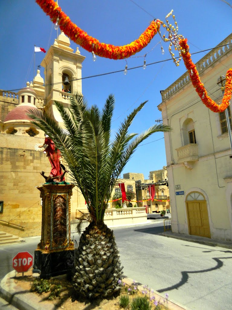 Ausgeschmückte Straße in San Lawrenz und die örtliche Kirche / kidíszített utca San Lawrenz-ben és a helyi templom by Kovács Gábor87