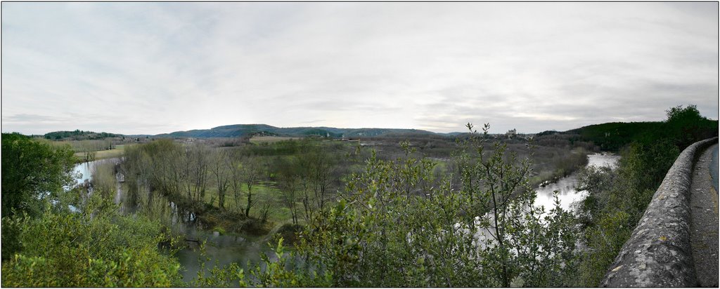 VITRAC [24] - Panoramique sur la plaine de Turnac et le cingle de Montfort. L'intérieur du méandre est occupé par une des plus grandes noyeraies d'Europe. (janvier 2008) by Michel Chanaud (Sarlat)