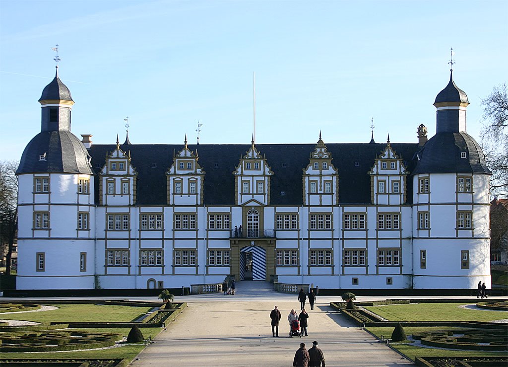 Schloß Neuhaus by woffi