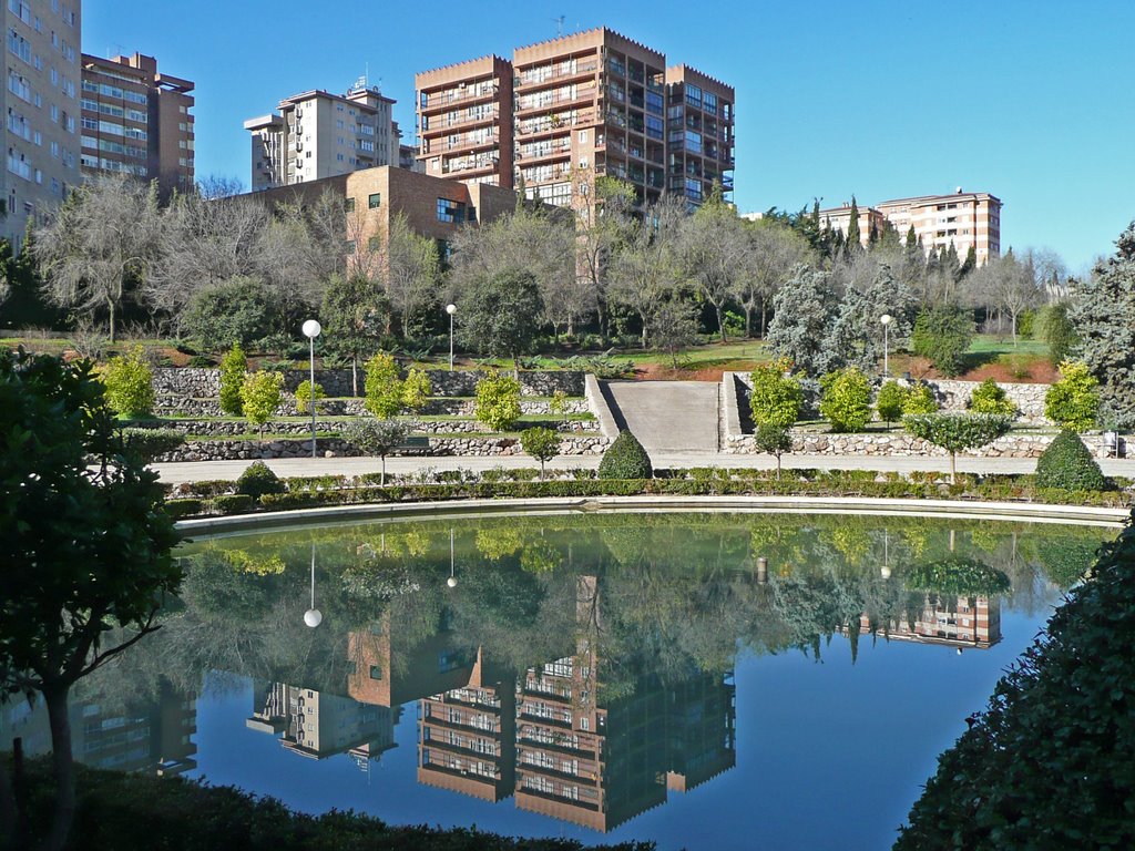 Edificios reflejados en la fuente del Parque del Príncipe en Cáceres by Ricardo Pérez Mayordomo