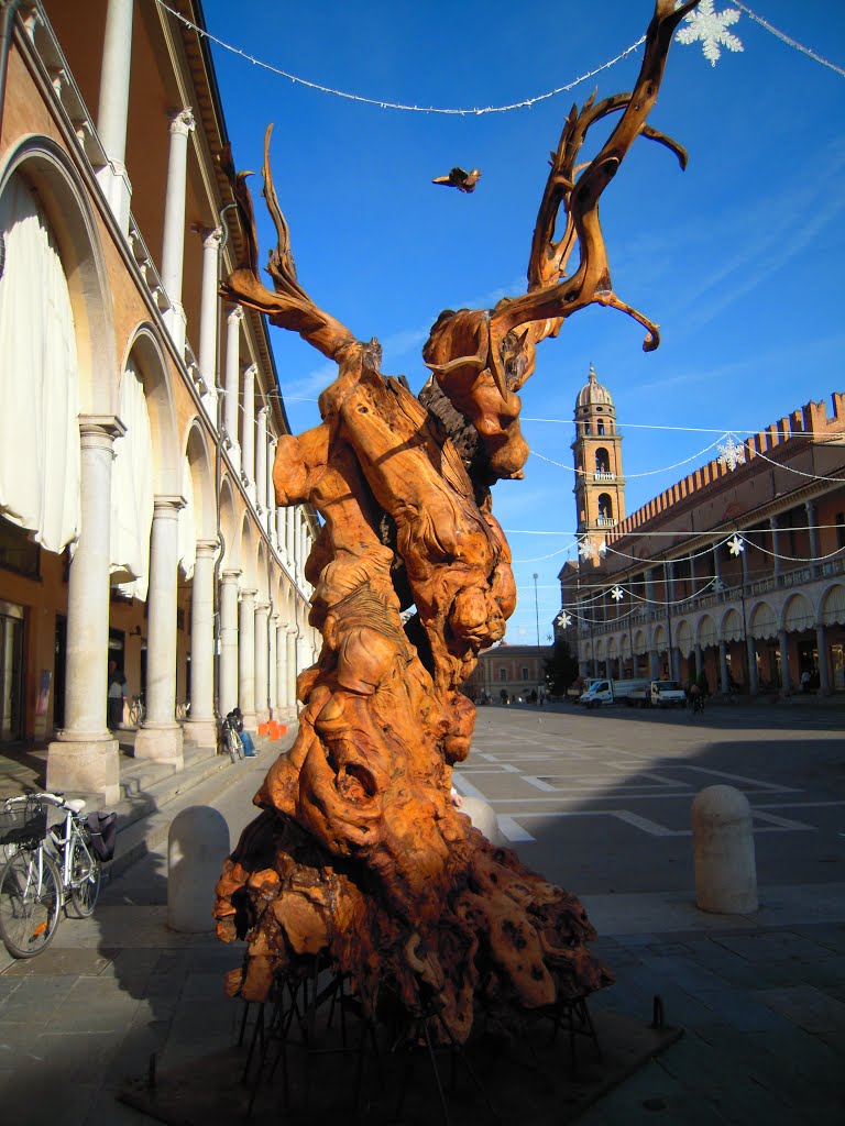 Faenza - Piazza della Libertà - Il vecchio ulivo della rotonda recuperato a nuova vita da Giorgio Palli, valente scultore/ Artistic metamorphosis of a dried old olive tree (26/11/2012) by esse est reminisci (SAVE PANORAMIO)