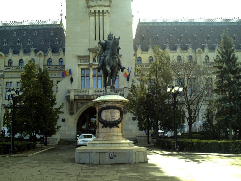 Palatul culturi. Statuia lui Stefan cel Mare by ionel curcan