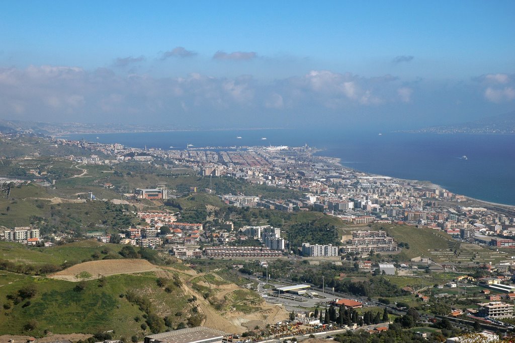 Lo stretto di Messina da Forte Cavalli. by Nicola e Pina in Sicilia