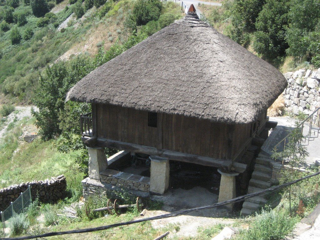 Un bel habitat traditionnel à O Cebreiro by Emmanuel Gabolde