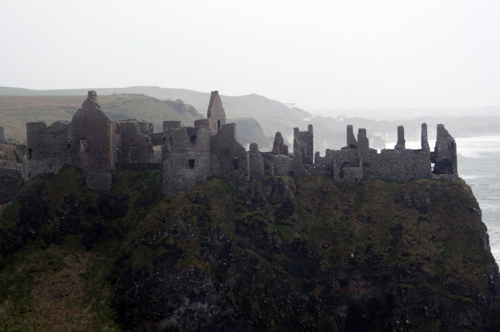 Ruine van kasteel Dunluce by Paul Nechkova-Raven