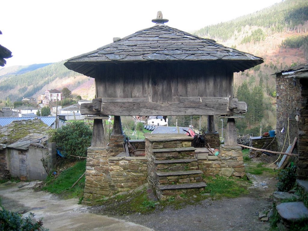 Hórreo en Bres (Taramundi) by La Casa del Chiflón (Bulnes)