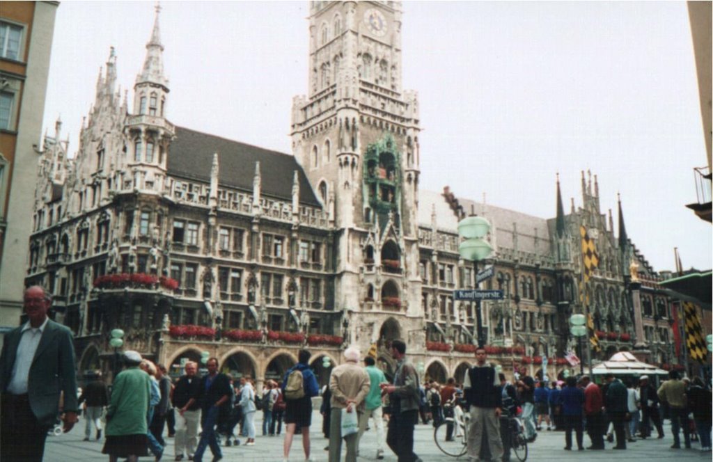 24 - 10-07 - Munich - Glockenspiel by roge perez