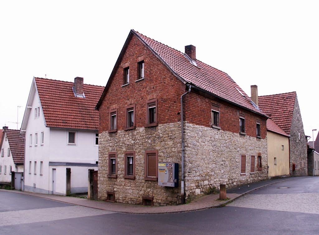 Solche Bruchstein-Zeigelsteinkombinationen findet man mehrmals in Oberaltertheim by WanderGroschi & CGK